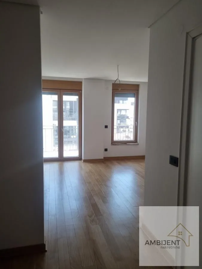 Prodaja, četvorosoban stan, 261m², Čubura, Beograd