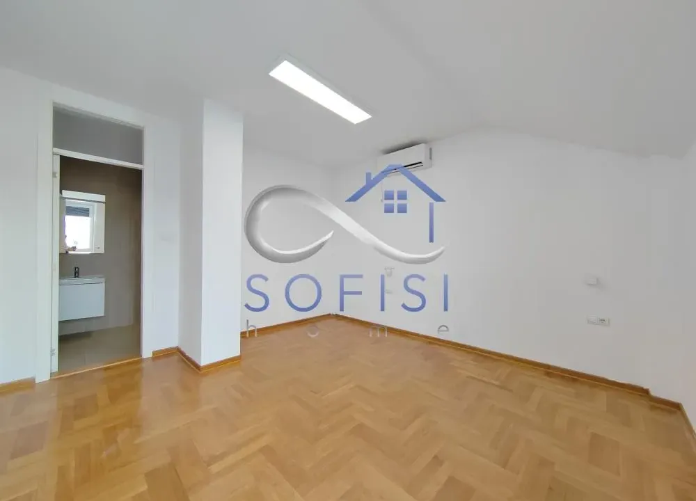 Izdavanje, četvorosoban stan, 147m², Centar, Novi Sad