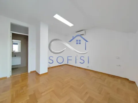 Izdavanje, četvorosoban stan, 147m², Centar, Novi Sad - image 1