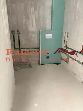 Pogled na prostoriju u sivoj fazi izgradnje sa instalacijama. - image 4