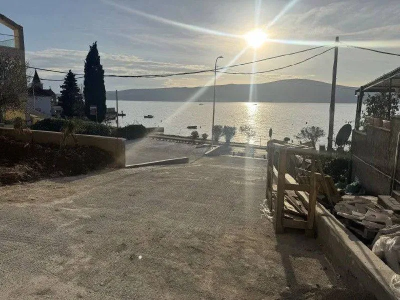 Pogled na prilaz i more ispred objekta.
