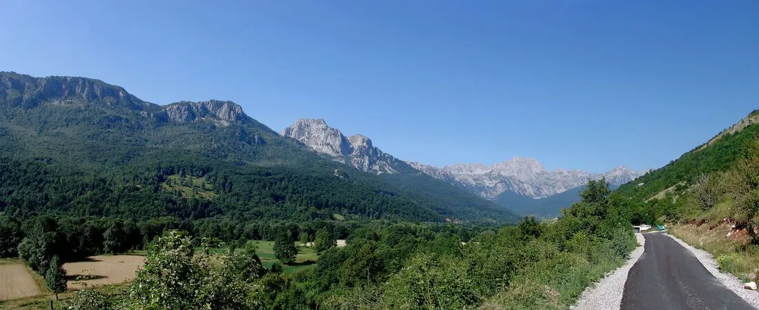 Panoramski pogled na planinski krajolik i put u prirodi.