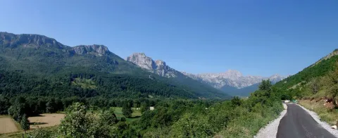 Panoramski pogled na planinski krajolik i put u prirodi. - image 3