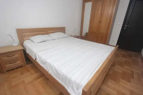 Spavaća soba sa drvenim krevetom i ormarom. - image 18