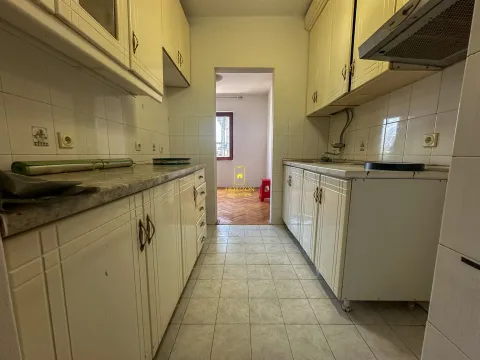 Starija kuhinja sa svijetlim elementima i popločanim podom. - image 3