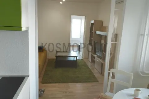 Pogled iz kuhinje na dnevni boravak sa garniturom i TV komodom. - image 3