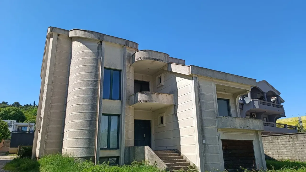 Sale, house, 381m², Momišići, Podgorica