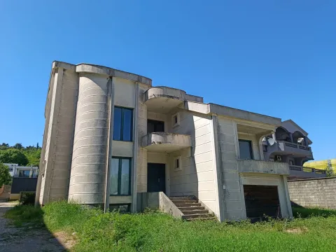 Prodaja, kuća, 381m², Momišići, Podgorica - image 1