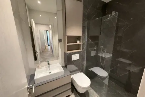 Moderno opremljeno kupatilo sa tuš kabinom, umivaonikom i visećim elementima. - image 5