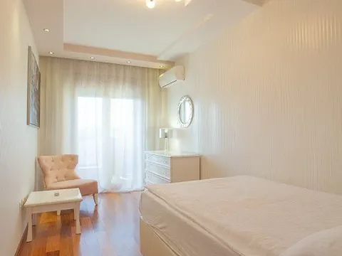 Izdavanje, trosoban stan, 140m², Centar, Podgorica - image 4