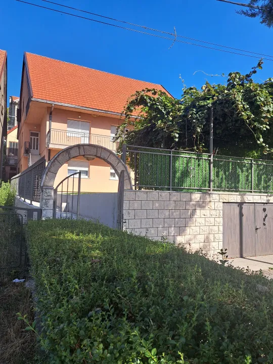 Rent, two bedroom apartment, 68m², Cetinje, Crna Gora
