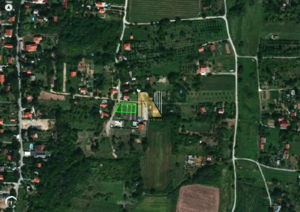Satelitski snimak lokacije sa označenom granicom parcele.
