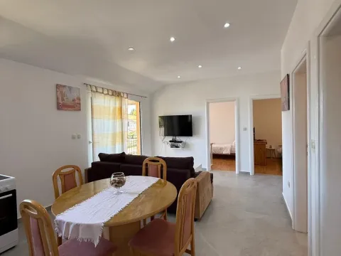 Izdavanje, trosoban stan, 85m², Gradiošnica, Tivat - image 2
