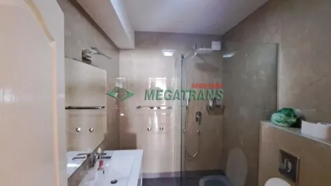Moderno kupatilo sa tuš kabinom obloženo keramičkim pločicama u bež tonovima. - image 6