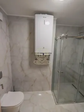 Kupatilo sa tuš kabinom, toaletom i bojlerom. - image 7