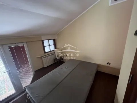 Potkrovna soba sa krevetom i izlazom na terasu. - image 13