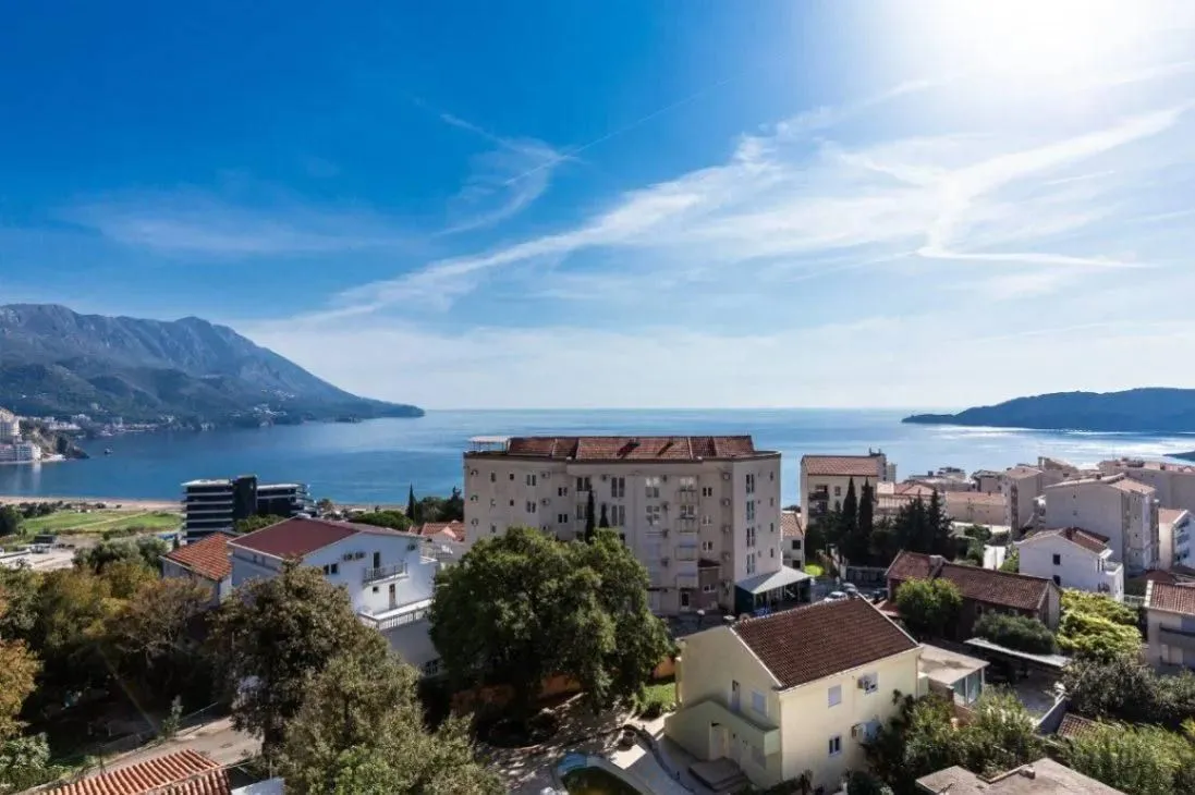 Rent, two bedroom apartment, 65m², Bečići, Budva
