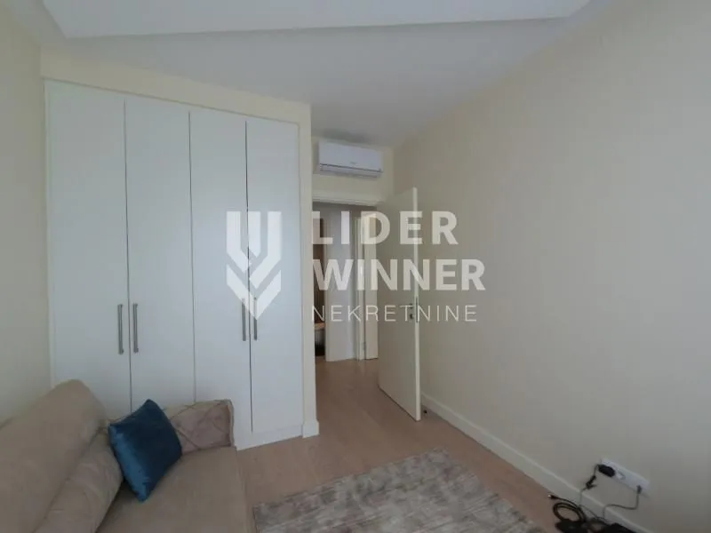 Izdavanje, trosoban stan, 82m², Savski Venac, Beograd