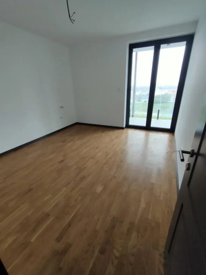 Izdavanje, četvorosoban stan, 200m², Sremska Kamenica, Petrovaradin