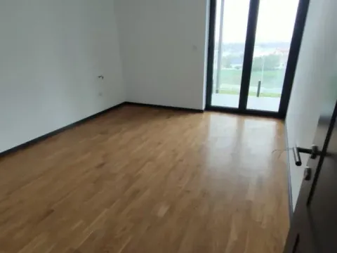 Izdavanje, četvorosoban stan, 200m², Sremska Kamenica, Petrovaradin - image 11