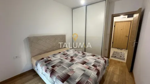 Furnished bedroom with a double bed and a built-in wardrobe. - image 5