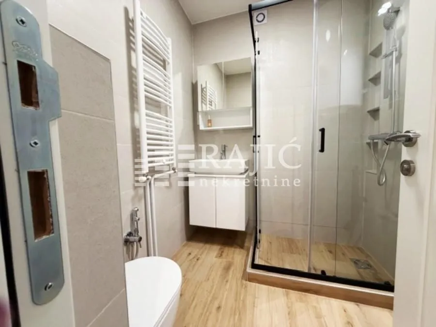 Modernly equipped bathroom with a shower cabin.
