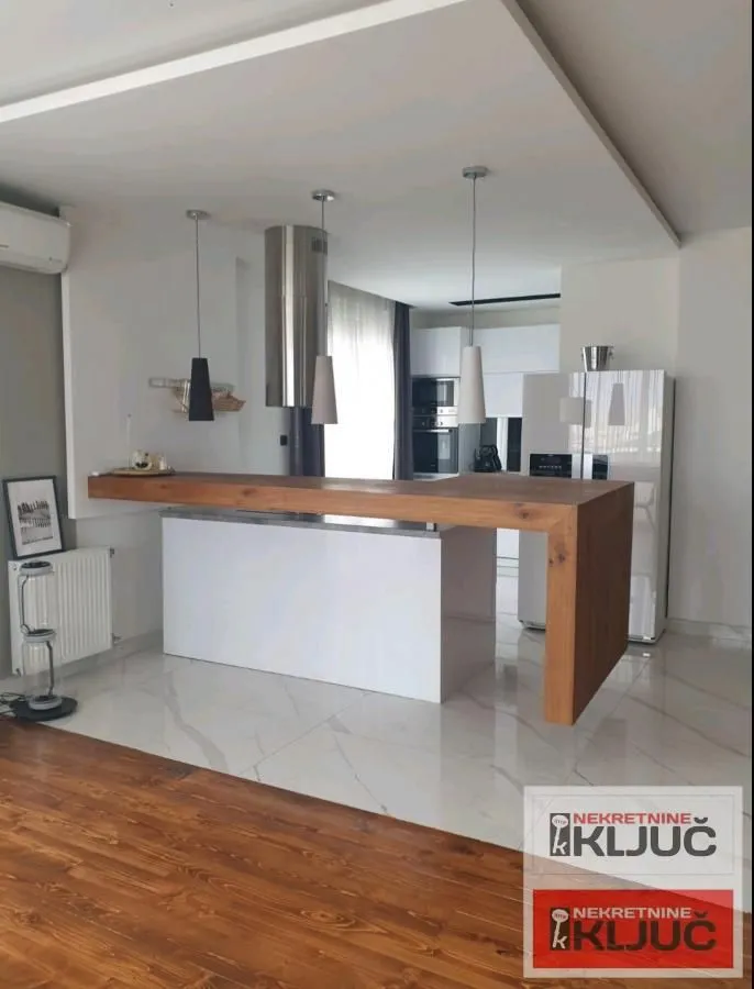 Izdavanje, trosoban stan, 136m², Sajmište, Novi Sad