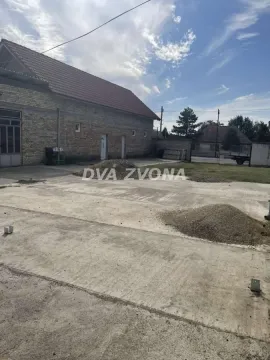 Pogled na dvorište i spoljašnjost kuće sa pomoćnim objektom. - image 5