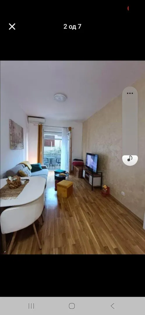 Living room with dining area and access to the terrace.