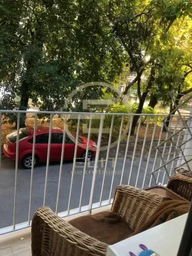 Manji namešteni balkon sa pogledom na zelenilo i ulicu. - image 4