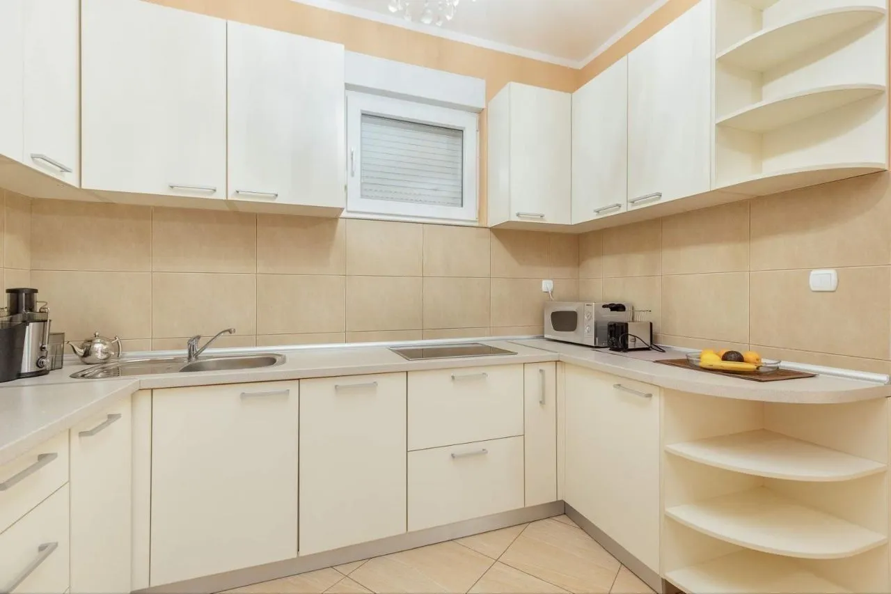 Izdavanje, trosoban stan, 80m², Kumbor, Herceg Novi