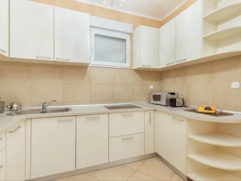 Izdavanje, trosoban stan, 80m², Kumbor, Herceg Novi - image 5