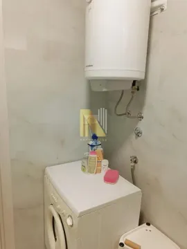 Manje kupatilo sa bojlerom i veš mašinom. - image 7