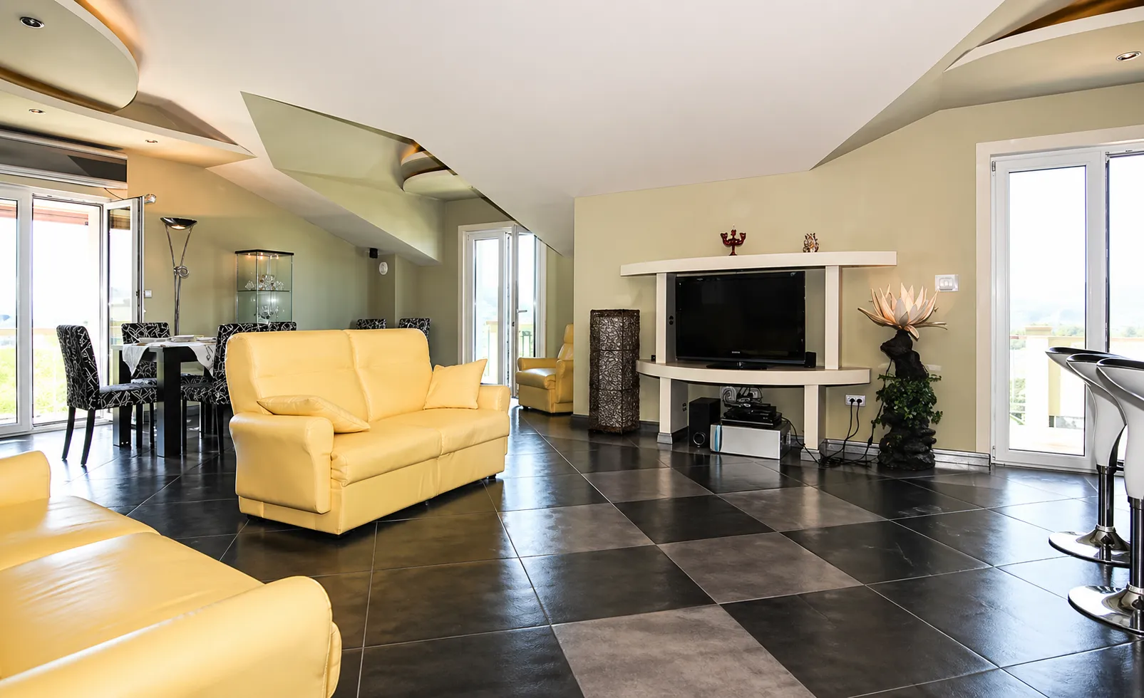 Izdavanje, jednosoban stan, 118m², Centar, Tivat