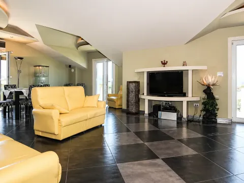 Rent, one bedroom apartment, 118m², Centar, Tivat - image 2