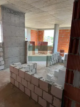 Pogled na nenamješten prostor u izgradnji sa pregradnim zidovima od cigle. - image 6