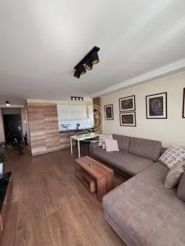 Dnevna soba sa ugaonom garniturom, trpezarijskim stolom i kuhinjom u pozadini. - image 5