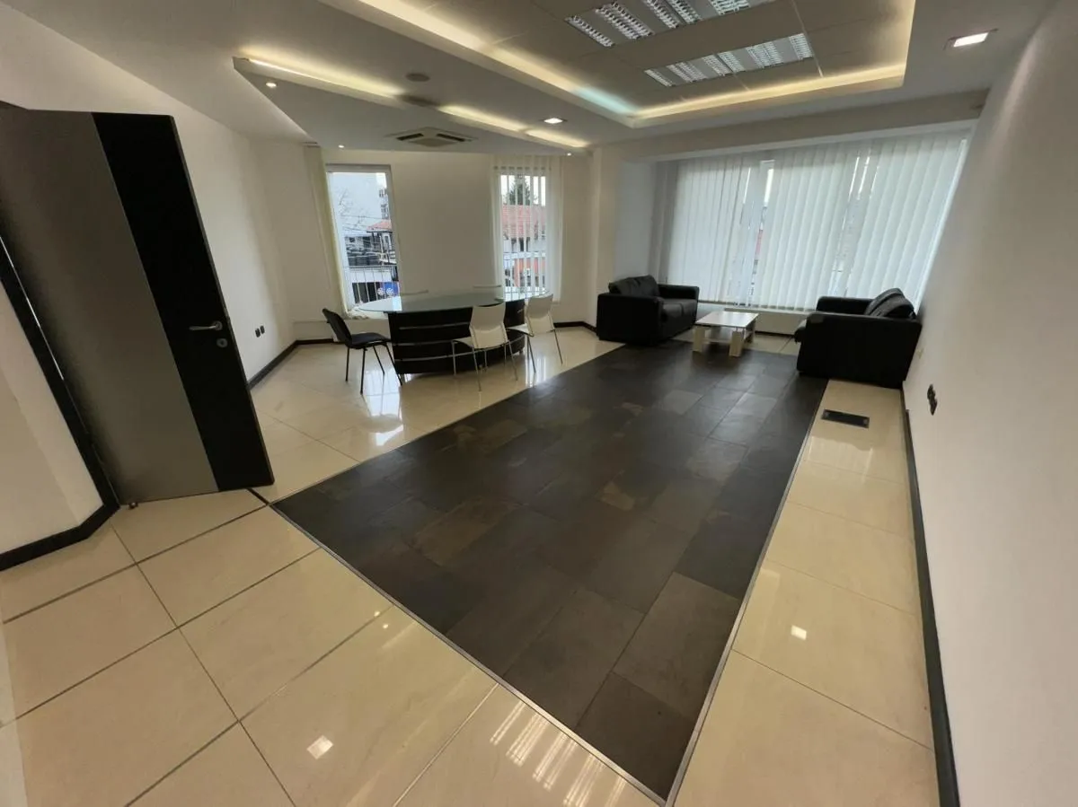 Izdavanje, poslovni prostor, 300m², Cvetkova Pijaca, Zvezdara Sve Podlokacije