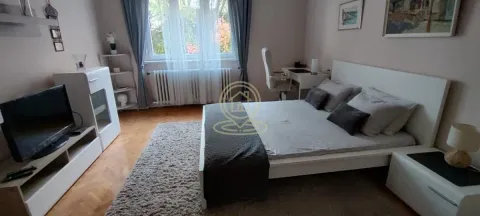 Nameštena spavaća soba sa bračnim krevetom, radnim stolom i televizorom. - image 3
