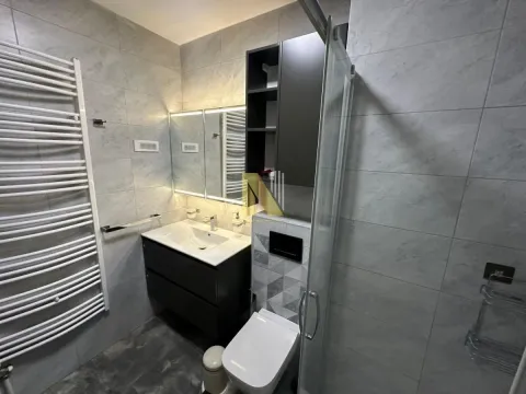 Moderno kupatilo sa tuš kabinom, umivaonikom i ugradnim elementima. - image 12