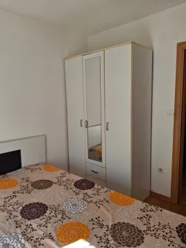 Namještena spavaća soba sa garderoberom i bračnim krevetom. - image 11