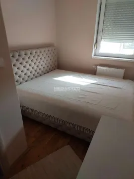 Pogled na spavaću sobu sa bračnim krevetom i prozorom. - image 6