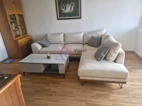 Dnevna soba sa ugaonom garniturom, stočićem i drvenom vitrinom. - image 4