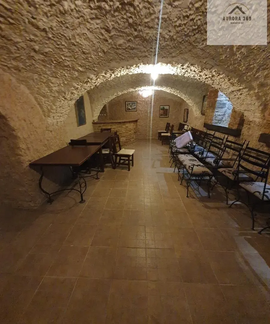 Izdavanje, poslovni prostor, 200m², Irig, Srbija