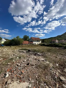 Pogled na plac i porodičnu kuću u prizemnom okruženju. - image 4