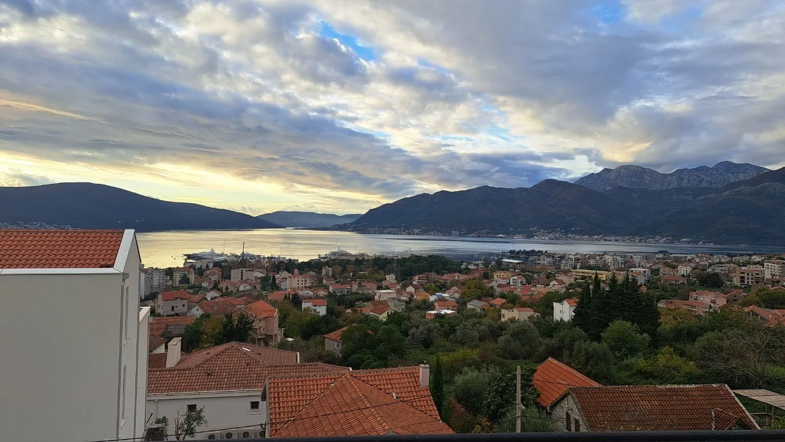 Izdavanje, trosoban stan, 106m², Tivat, Crna Gora
