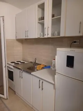 Manja bijela kuhinja sa štednjakom i frižiderom. - image 5