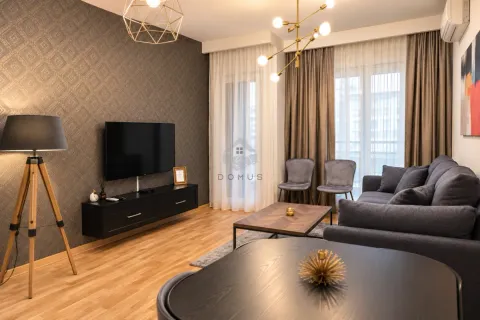 Moderna i namještena dnevna soba sa garniturom, televizorom i trpezarijskim stolom. - image 3