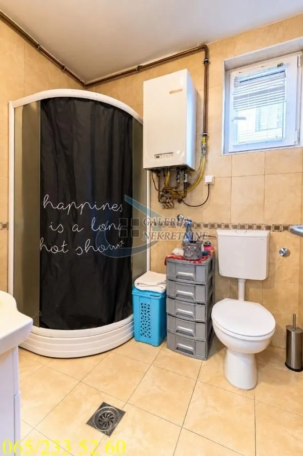 Kupatilo sa tuš kabinom, WC šoljom i bojlerom.
