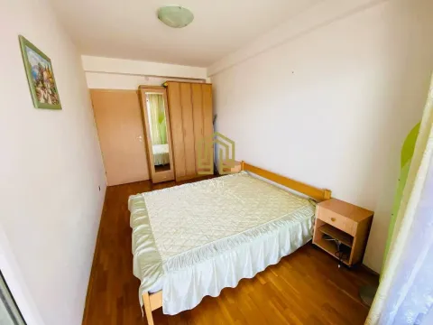 Svijetla spavaća soba sa bračnim krevetom i drvenim ormarom. - image 9